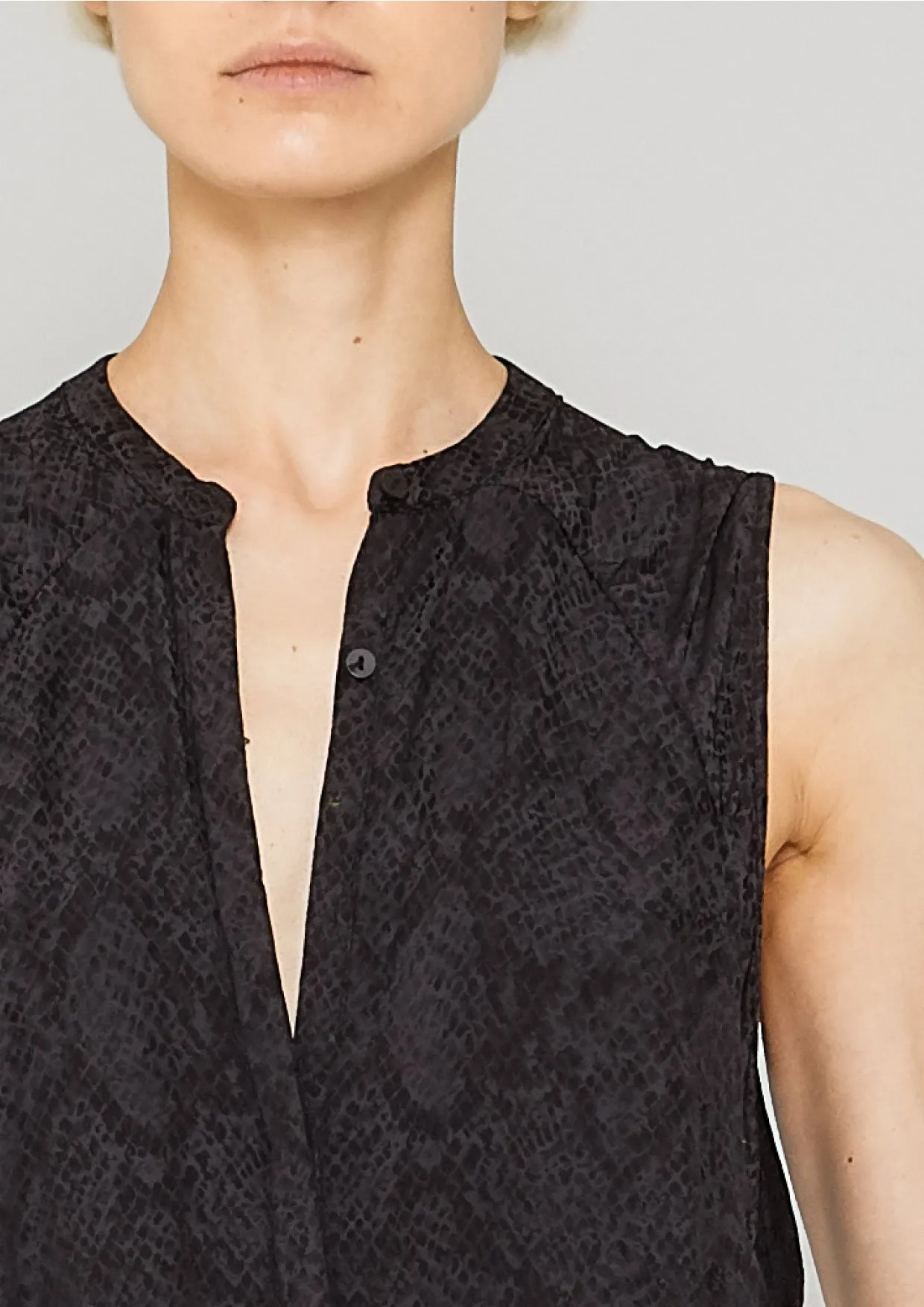 BLOUSE SLEEVELESS - JACQUARD SATIN black snake